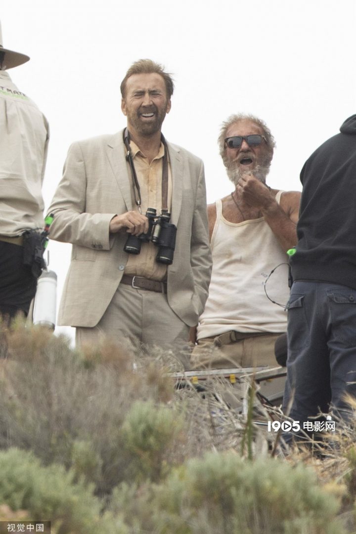 尼古拉斯·凯奇主演的电影《冲浪者》进入拍摄阶段，他展示了一头野性十足的长胡子。