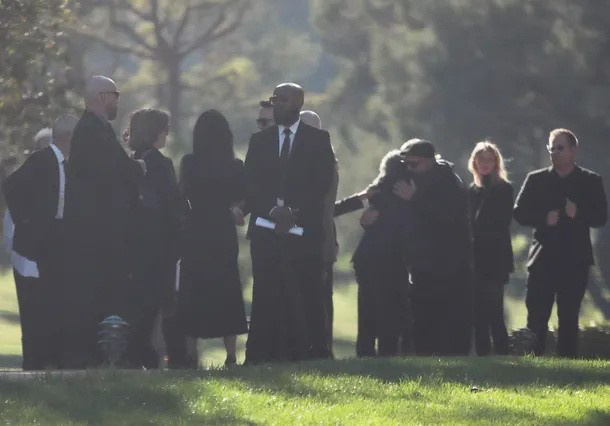 老友记演员一同参加马修·派瑞的葬礼，紧密团结如一家人