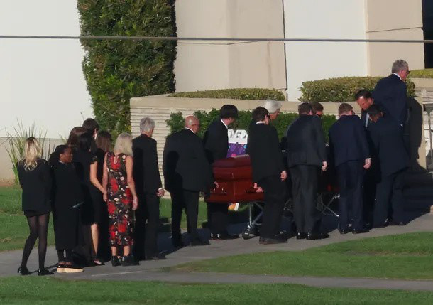 老友记演员一同参加马修·派瑞的葬礼，紧密团结如一家人