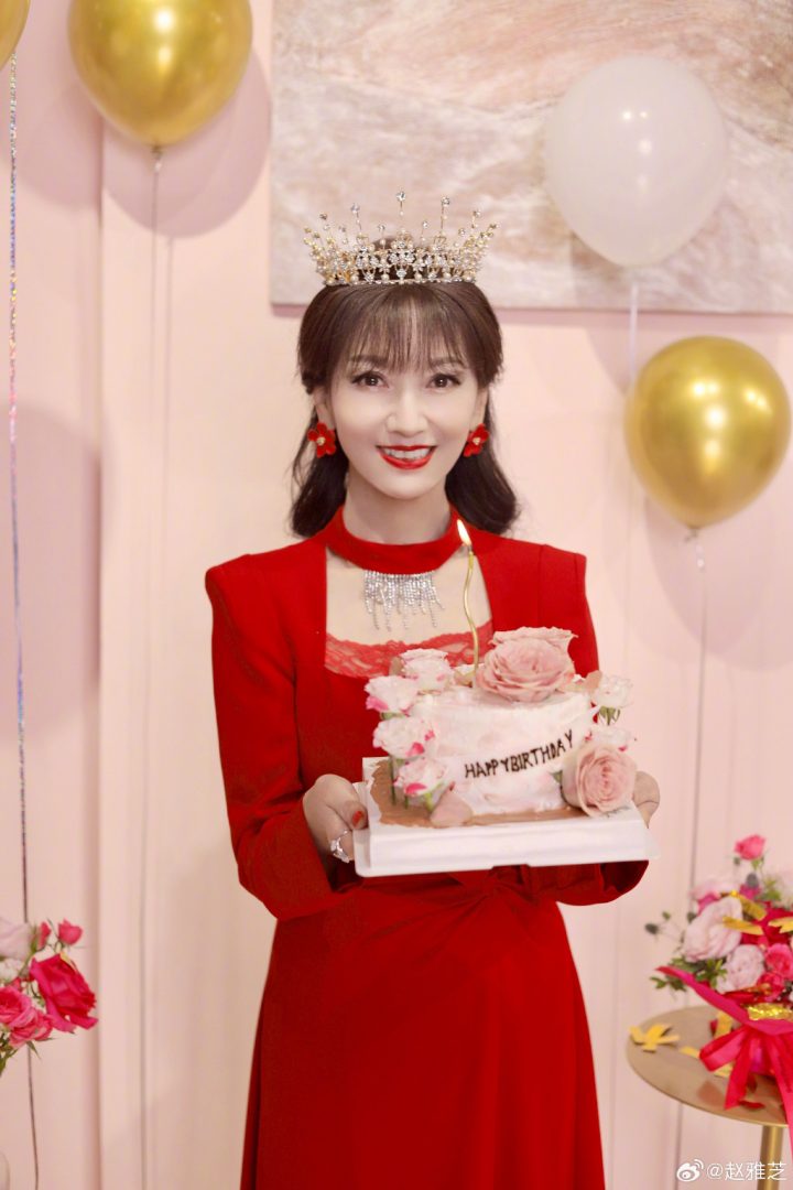 赵雅芝庆祝七十岁生日，时尚红裙配皇冠尽显美态