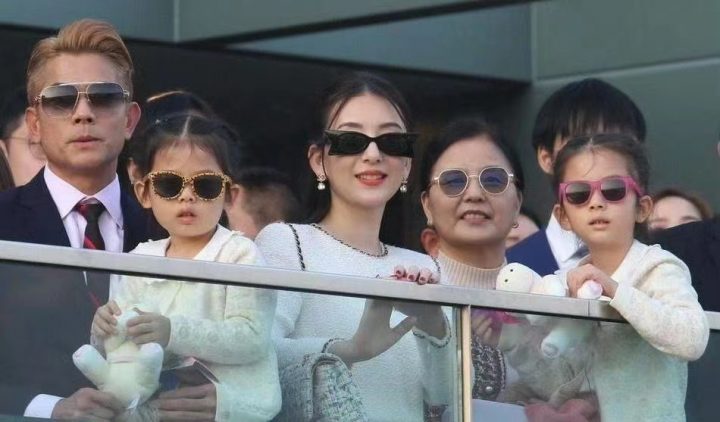 郭富城和全家观赛赛马，两个女儿欢快亮相