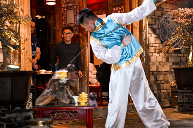 导演温子仁将在成都举行《海王2》路演活动，与“吸熊猫”共享火锅。