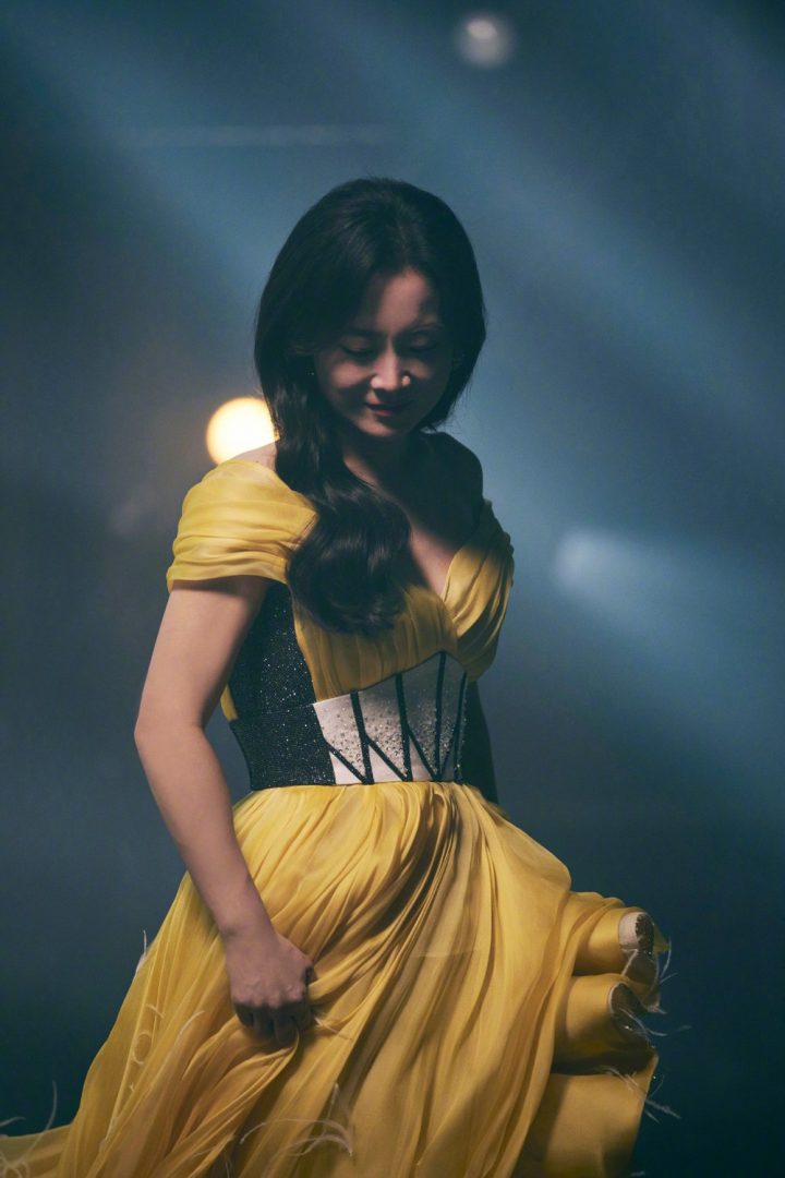 《热辣滚烫》MV拍摄幕后花絮，贾玲尝试大波浪和晚礼服造型