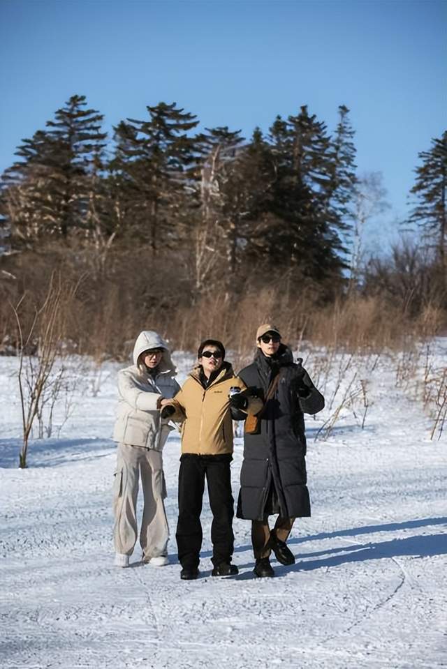 《我们三个》首播收视夺冠，爱芒导演与三兄弟共创旅程引发全网热议