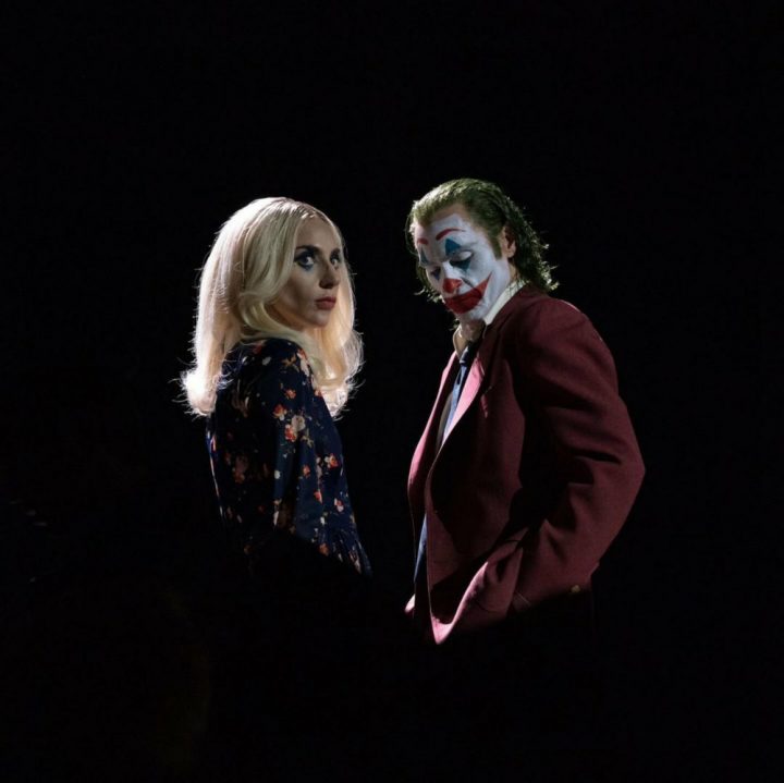 小丑2发布了首款海报，Lady Gaga版小丑女惊艳亮相，正式回归舞台！