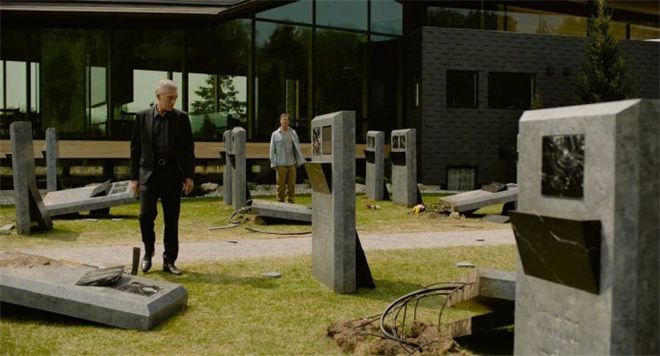 文森特卡索在柯南伯格电影《裹尸布》中扮演的角色身陷丧妻之痛-1