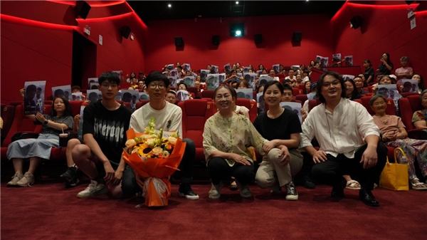 导演黎榞呼吁观众关注长辈生活：《屋檐下》在成都首映-1