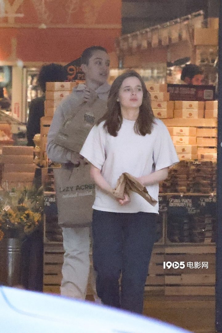 朱莉携龙凤胎儿子亮相，布拉德·皮特不悦-1