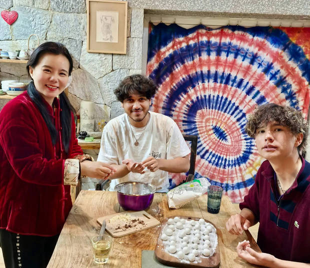 龚琳娜与子同学共度春节，温馨包汤圆-1