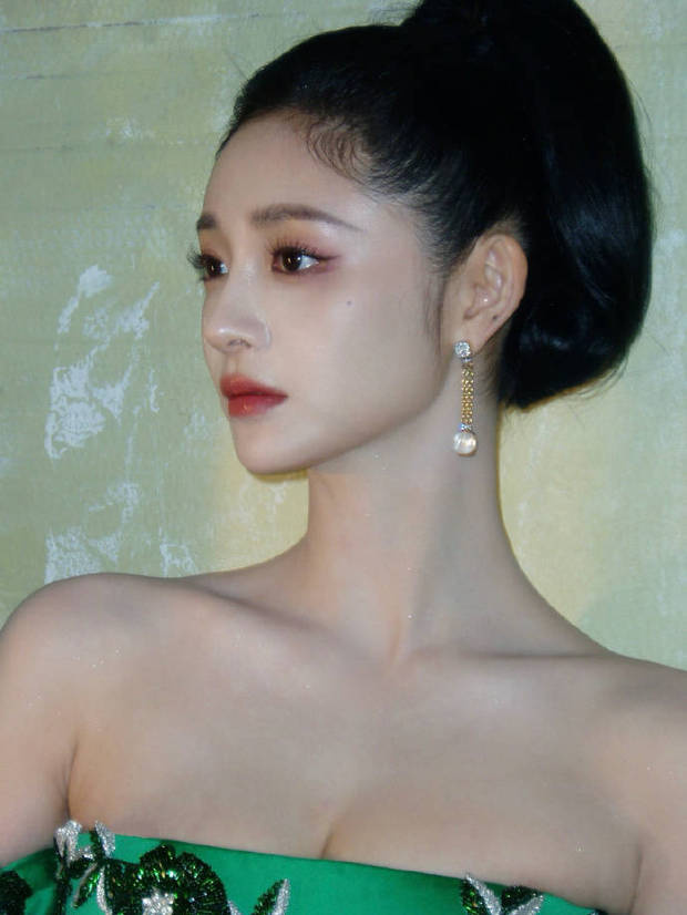 周洁琼露肩裙展曼妙曲线，珍珠耳环映衬如油画公主-1