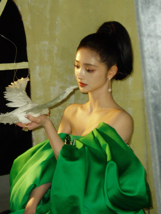 周洁琼露肩裙展曼妙曲线，珍珠耳环映衬如油画公主-2