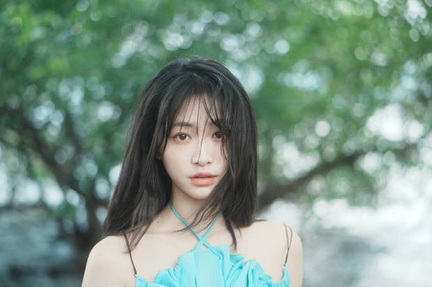 杨肸子：洱海边清纯吊带裙，自由随性漫步-3