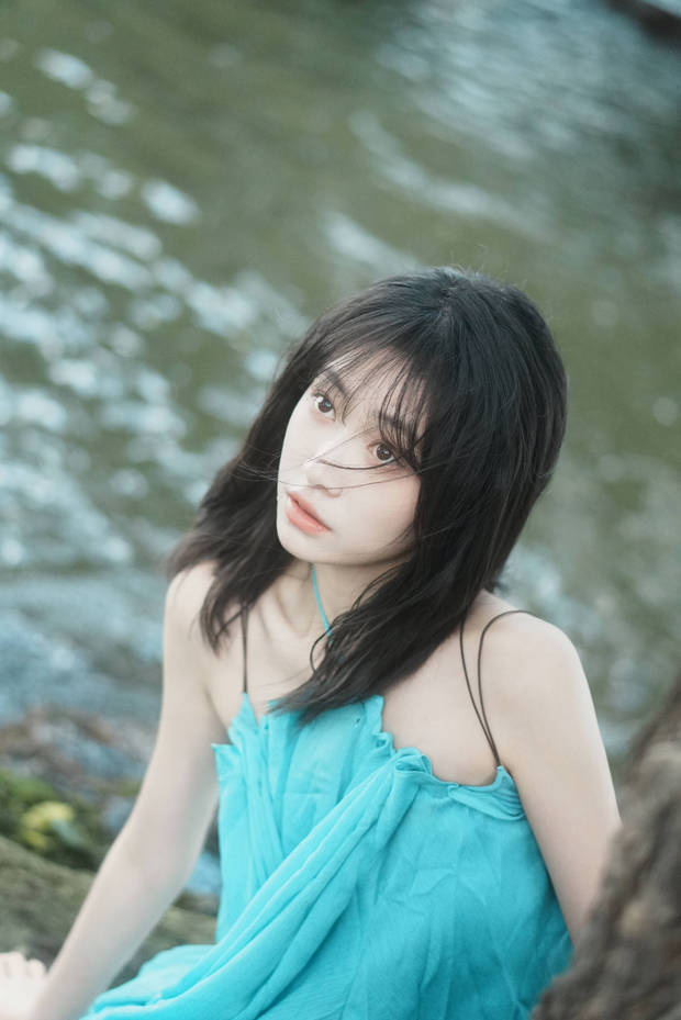 杨肸子：洱海边清纯吊带裙，自由随性漫步-4