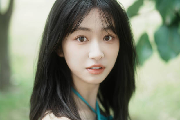 杨肸子：洱海边清纯吊带裙，自由随性漫步-1