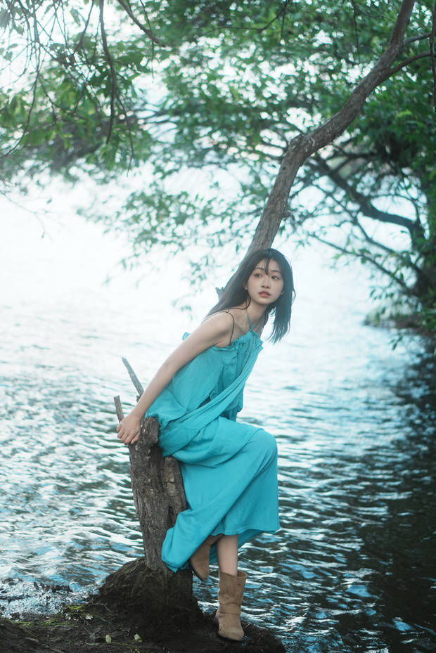 杨肸子：洱海边清纯吊带裙，自由随性漫步-2