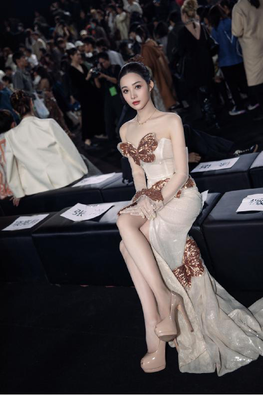 孙嘉璐时装周惊艳：角色时尚双线演绎，松弛气场夺人眼球-1
