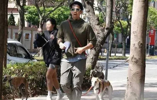 彭于晏新恋情传闻遭经纪人否认：仅是遛狗之交-2