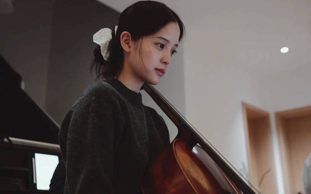 欧阳娜娜拉大提琴：专注一刻，展现少女灵动魅力-4