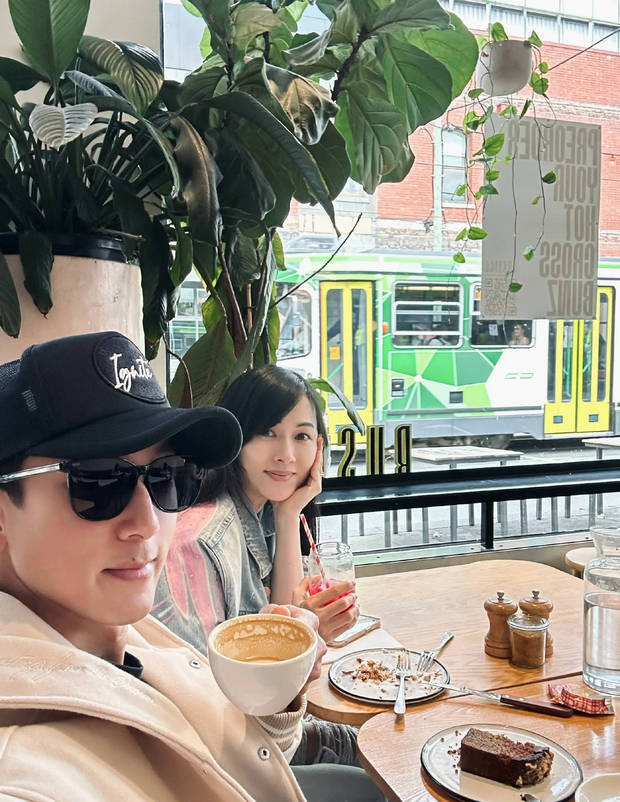 吴尊夫妇“甜蜜暴击”：牵手旅行，爱意满屏-1