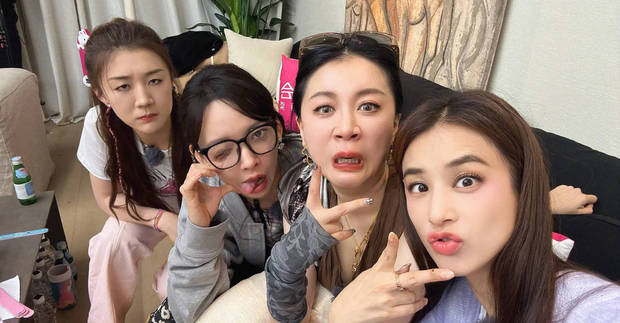 黄圣依晒与陈梦、程潇、李嘉格搞怪合照，鬼脸抢镜-3