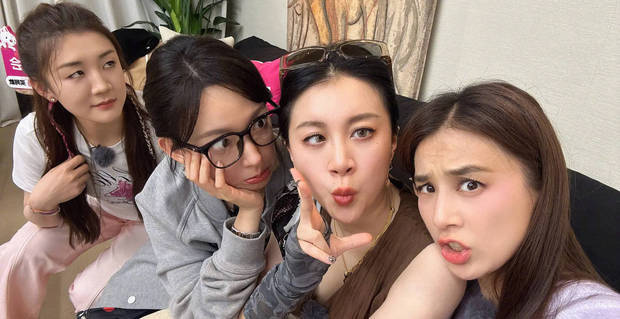 黄圣依晒与陈梦、程潇、李嘉格搞怪合照，鬼脸抢镜-2