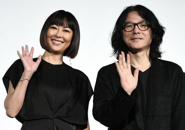 泪洒中山美穗告别式，岩井俊二缅怀挚友-1