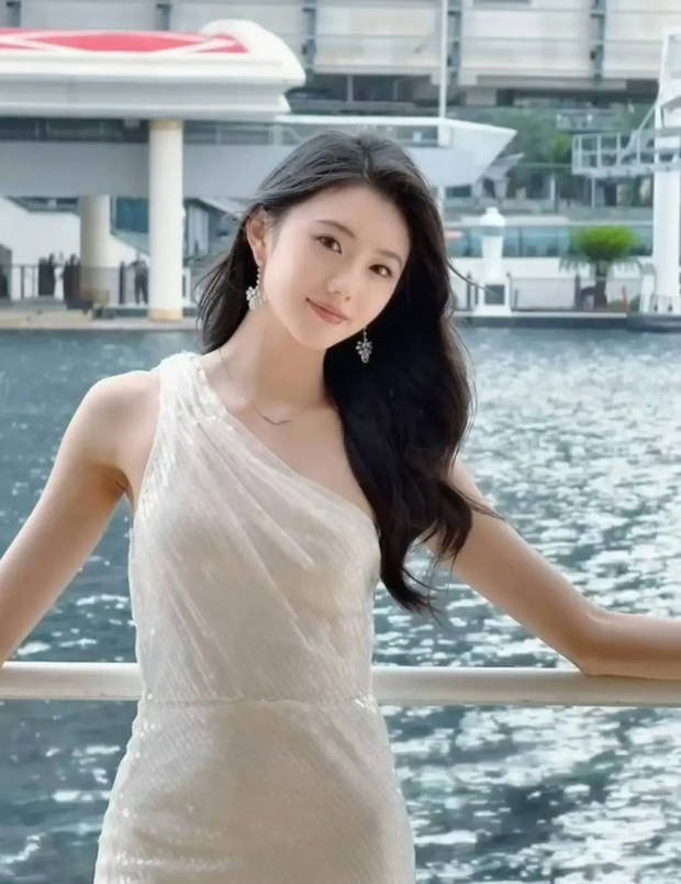 刘浩存白裙造型高级，怼脸镜头惊艳-1