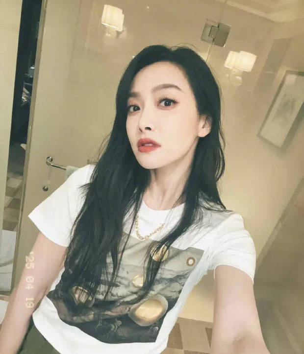 宋茜U领背心展现曼妙身姿，随性慵懒对镜自拍-3