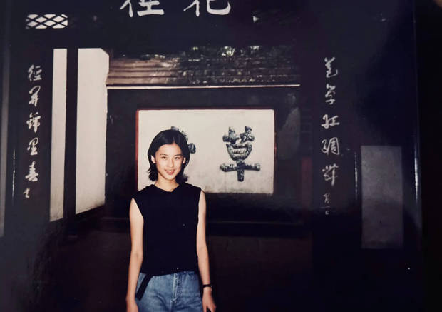 黄圣依15岁《黑坎肩》青涩旧照，灵动颜值爆表-1