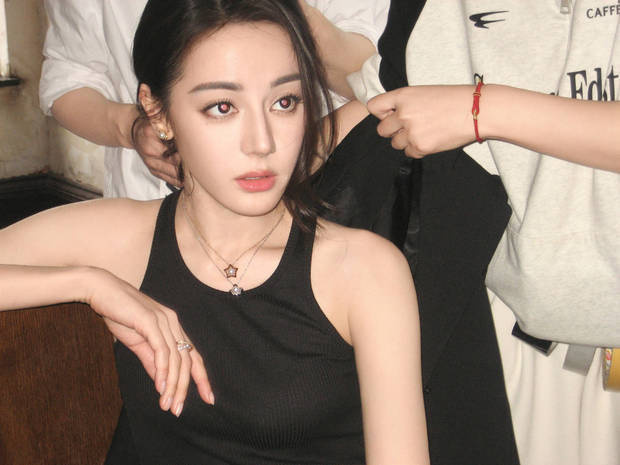 迪丽热巴：黑色背心演绎酷飒与柔美的高级感-2