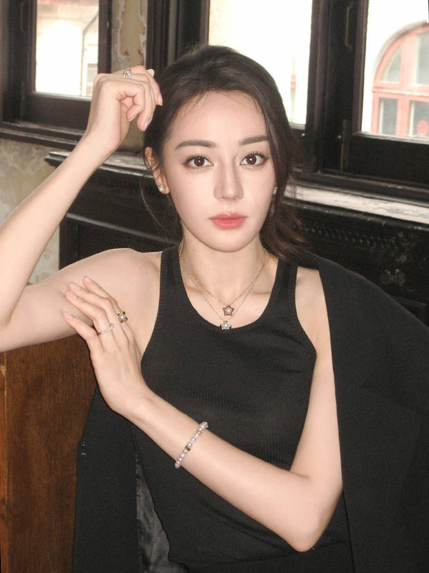 迪丽热巴：黑色背心演绎酷飒与柔美的高级感-1