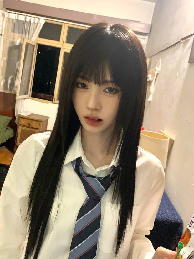 鞠婧祎《学院风》新造型，黑发齐刘海甜美酷感-2