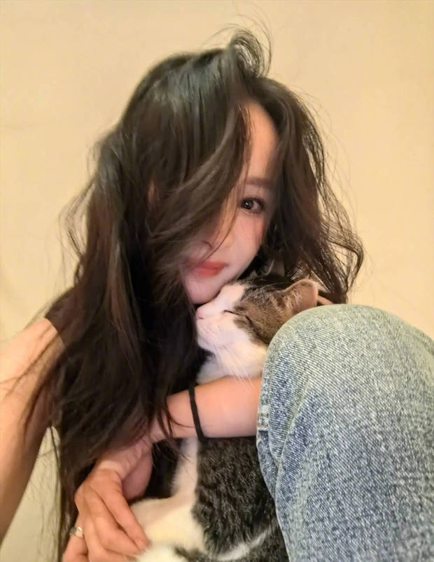 杨幂立夏晒美照，与猫咪亲昵温馨-4