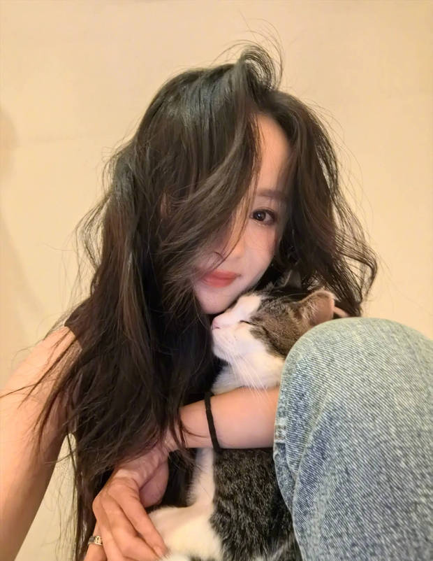 杨幂立夏晒美照，与猫咪亲昵温馨-2