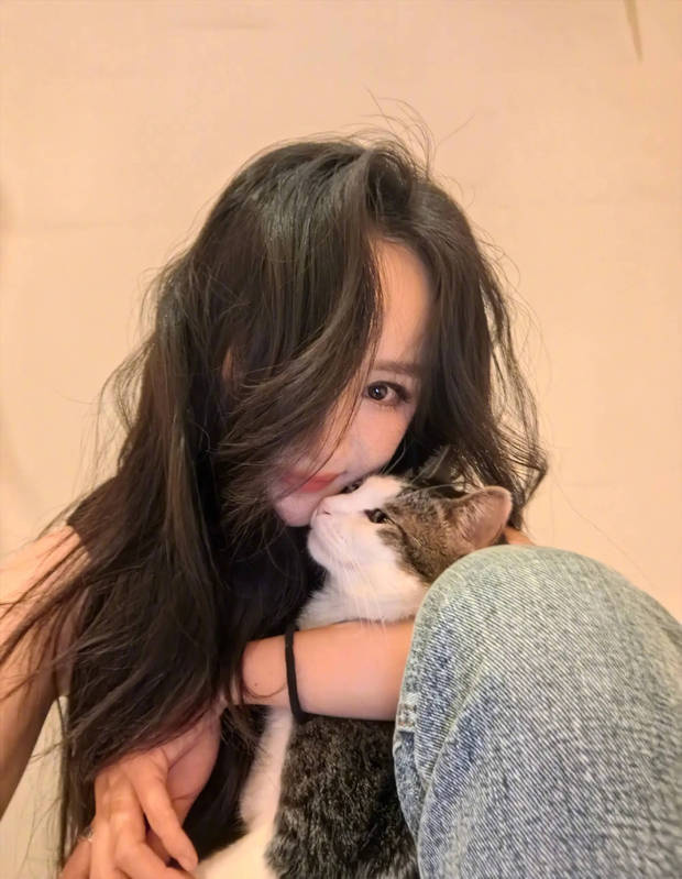 杨幂立夏晒美照，与猫咪亲昵温馨-3