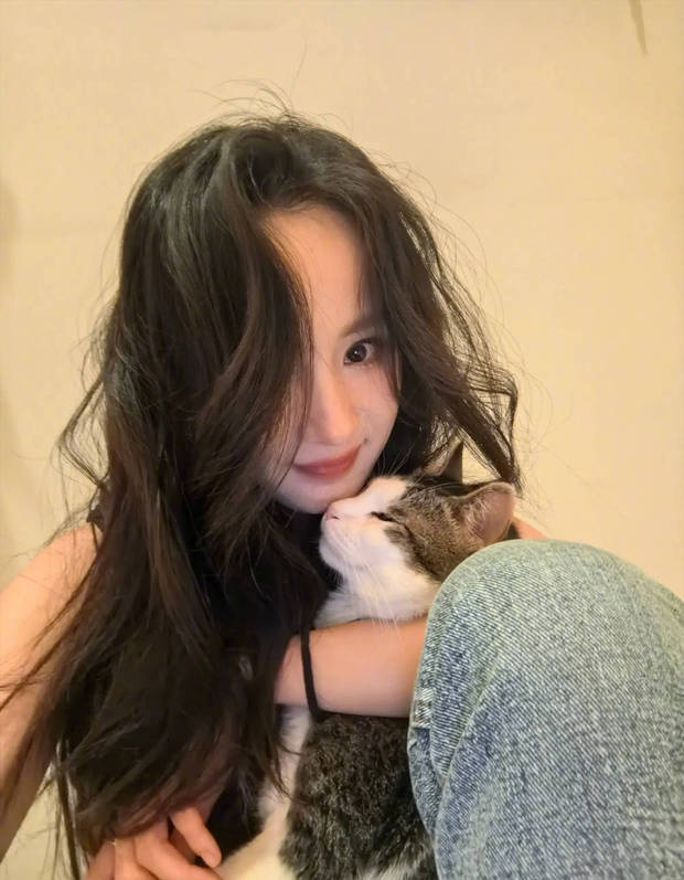 杨幂立夏晒美照，与猫咪亲昵温馨-1