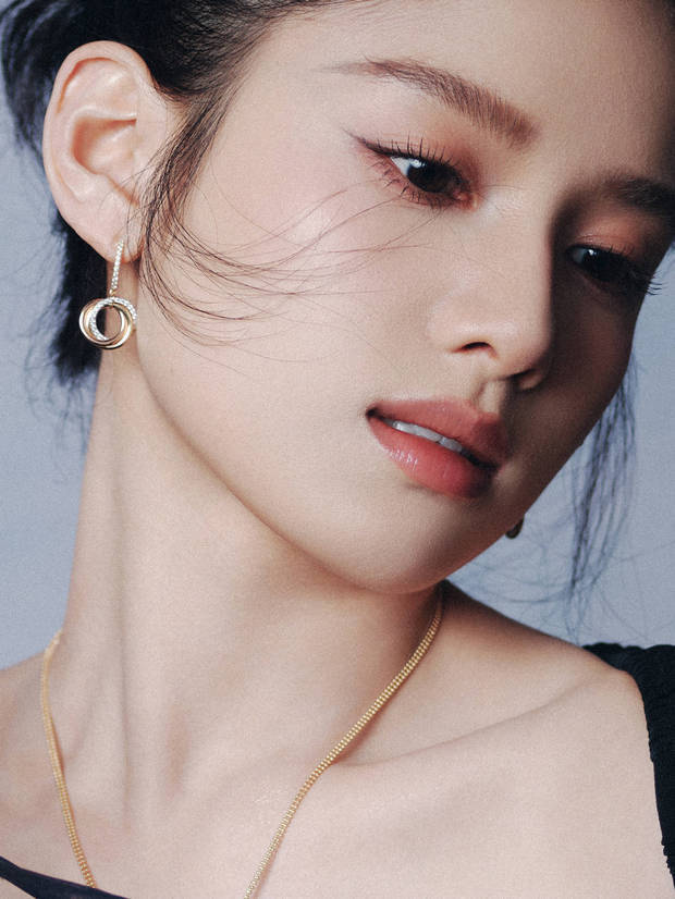 张婧仪穿《黑色流苏长裙》亮相华表奖气质绝佳-2