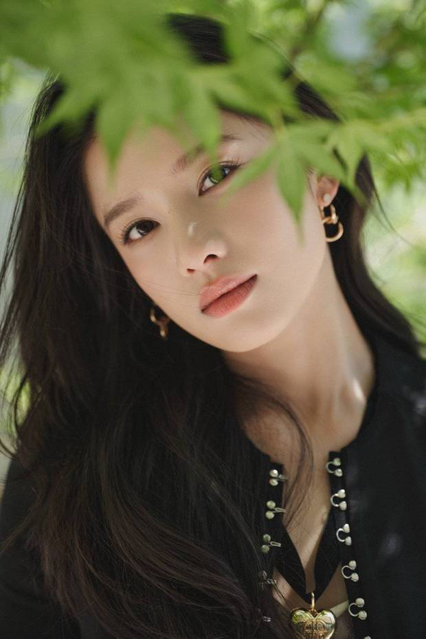 张婧仪西装展现干练魅力，微卷发甜美加分-1