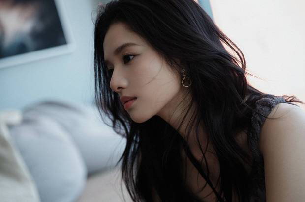 张婧仪西装展现干练魅力，微卷发甜美加分-3