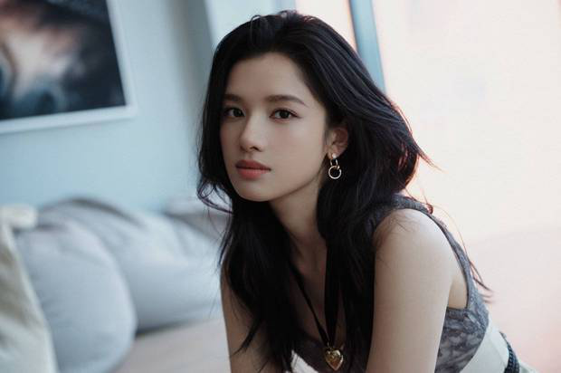 张婧仪西装展现干练魅力，微卷发甜美加分-2