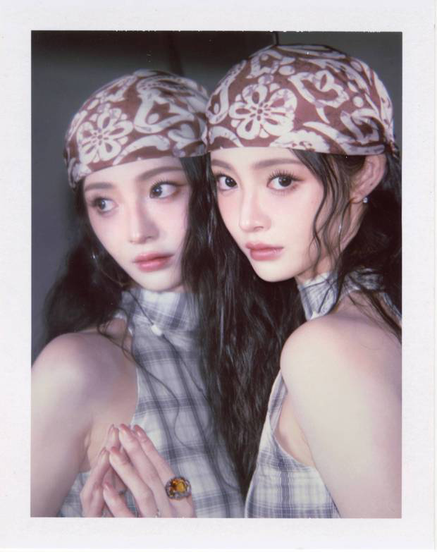 周洁琼《撕拉片》随拍，方巾裹头展时尚风采-2