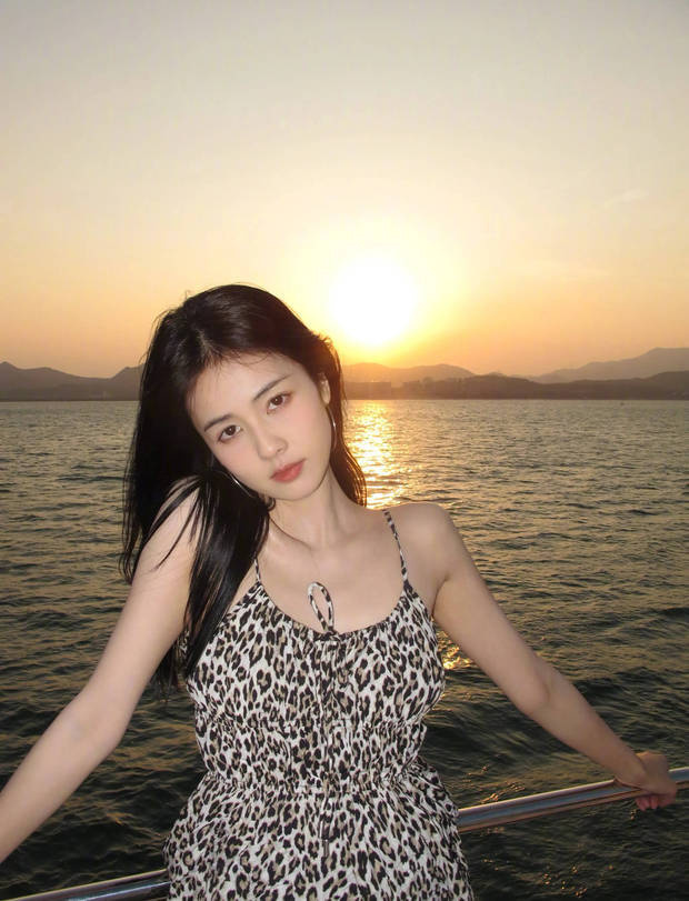 白鹿豹纹吊带，海上怡然自得-3