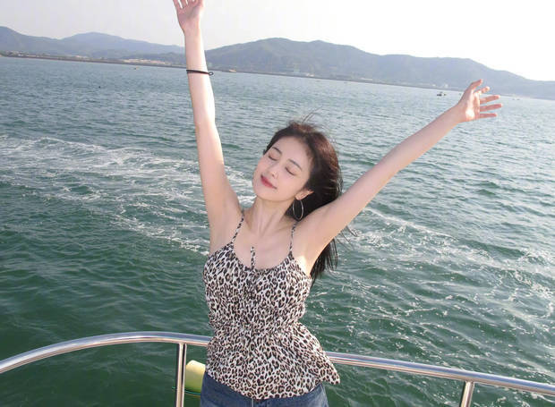 白鹿豹纹吊带，海上怡然自得-2