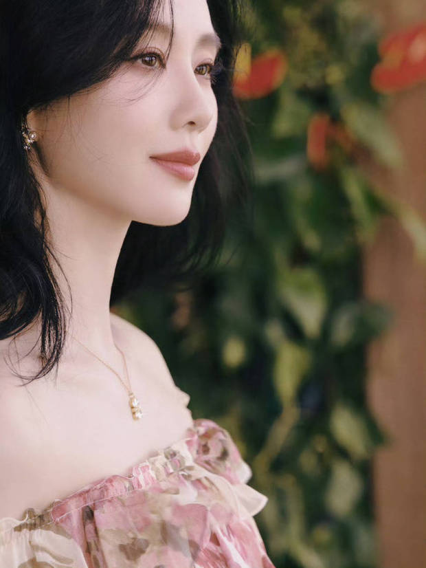 刘诗诗印花露肩裙，灵动甜美惊艳全场-4