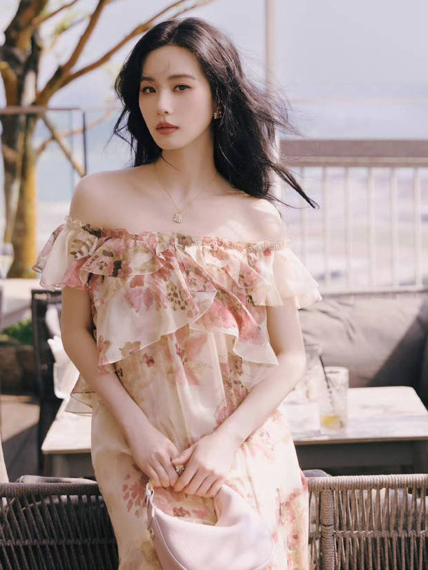 刘诗诗印花露肩裙，灵动甜美惊艳全场-3