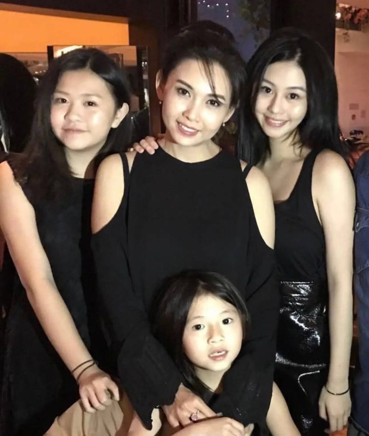 邱淑贞与三千金同框，24岁沈月再现妈妈风采-1