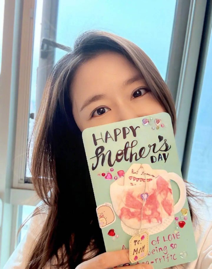 林心如分享8岁女儿母亲节贺卡，幸福笑容难掩-1