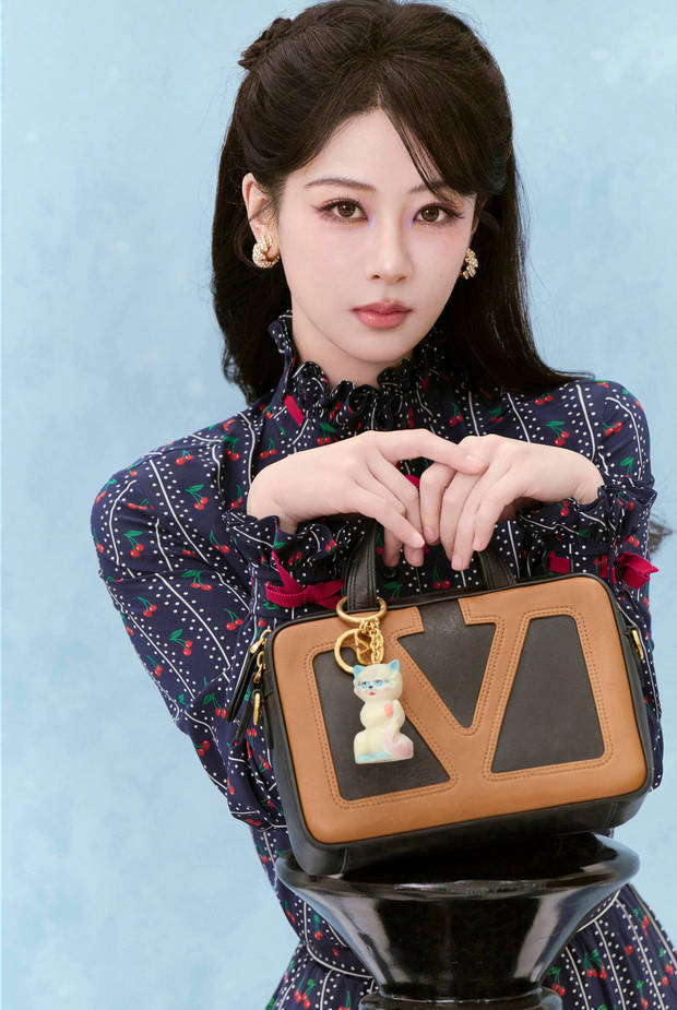 杨紫《樱桃碎花裙》甜妹风来袭，微卷发型演绎复古温柔-1
