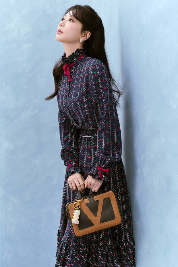杨紫《樱桃碎花裙》甜妹风来袭，微卷发型演绎复古温柔-3