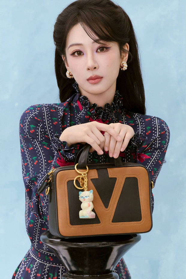 杨紫《樱桃碎花裙》甜妹风来袭，微卷发型演绎复古温柔-2